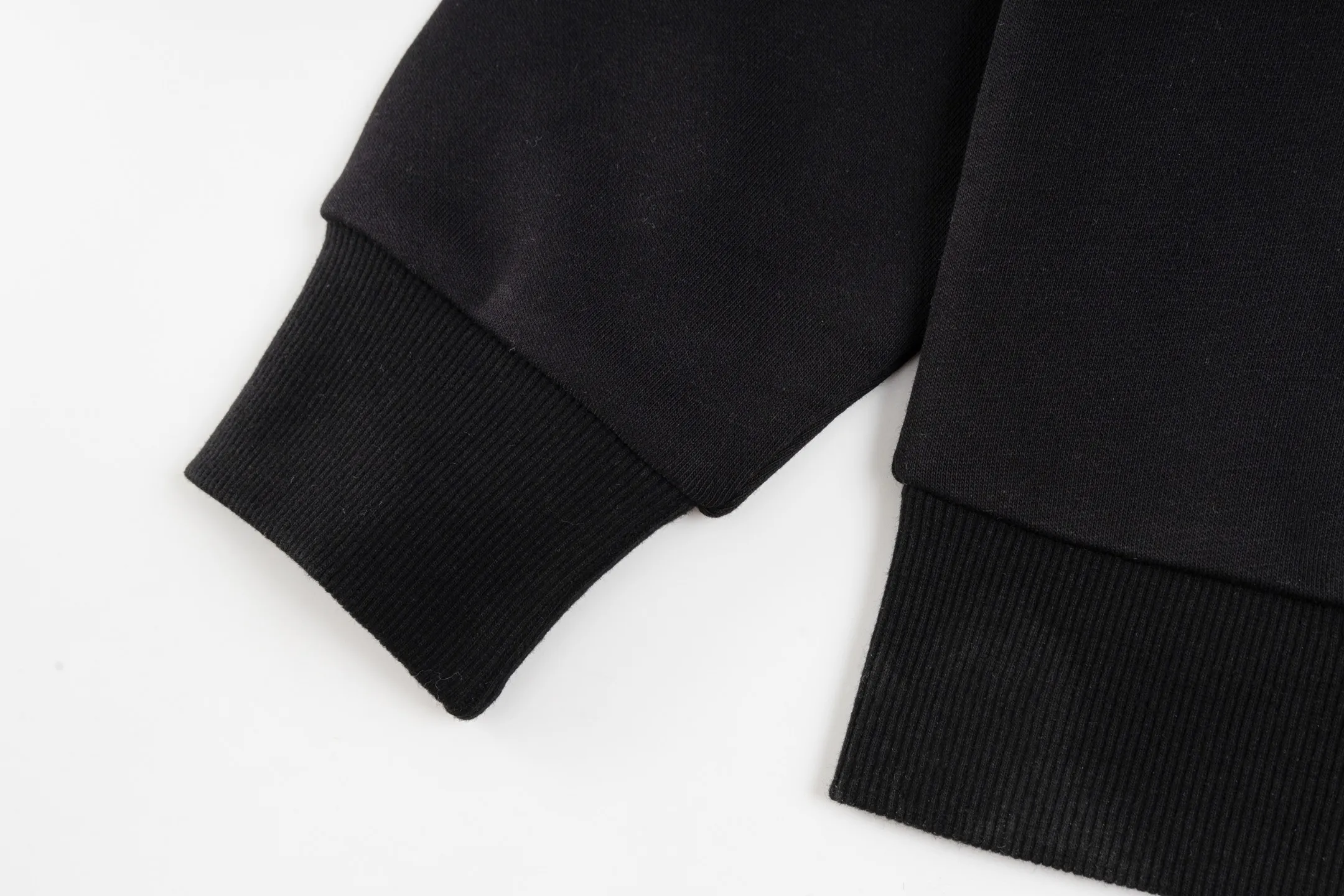 🅿️520 [Exclusive supply] CH Crow Heart Horseshoe Unicorn Arm Hooded Jacket (Black) The original version was purchased and developed for 15,999. The fabric is made of 420g double-ply double yarn pure cotton terry fabric. The texture is thick and soft, comfortable and stylish to wear. The fabric has been specially treated to have good breathability and warmth, making it suitable for all seasons. The jacket adopts the imported machine white ink direct injection process, showing exquisite printing in multiple parts, including the iconic horseshoes, unicorn arms and Sanskrit patterns, and the details are processed to perfection. The whole product is produced on the assembly line of a large factory, with exquisite workmanship and fine and neat stitching. The version is designed in a loose oversize style and can be worn by both men and women, making it an ideal choice for couples. The zipper closure makes it easy to put on and take off, and the hooded style adds a casual feel. This jacket has been strictly controlled from fabric selection to production process, making it extremely valuable for both daily wear and collection. Size:S-M-L